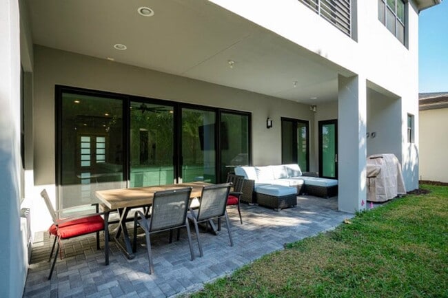 Building Photo - 17081 Five Waters Ave