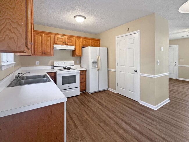 Building Photo - Three Bedroom Ranch in North Hall