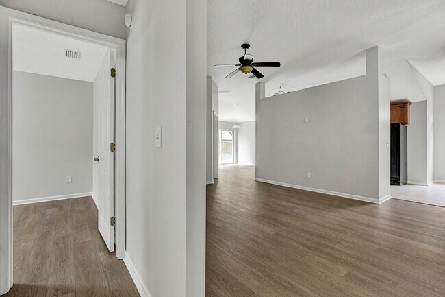 Building Photo - Renovated 5 bedroom/3 bathroom home in Wor...
