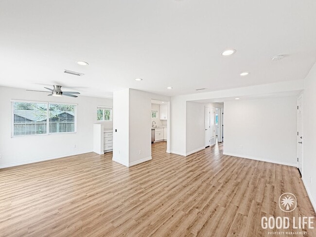 Building Photo - Charming 3B/2BA Home with Attached Garage, Large Yard and Modern Comforts in Quiet Baseball Field...