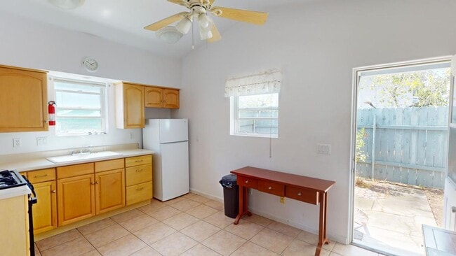 Building Photo - Charming One-Bedroom Backhouse in the cent...