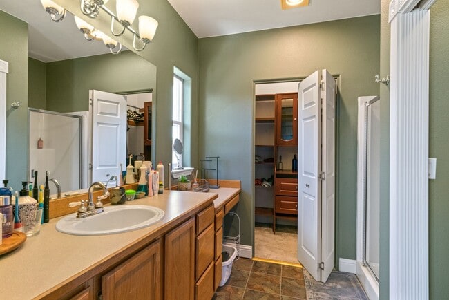 Building Photo - Beautiful 3 Bedroom 2.5 bath home with 2 c...