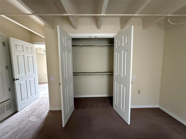 Building Photo - 729 E Commerce St