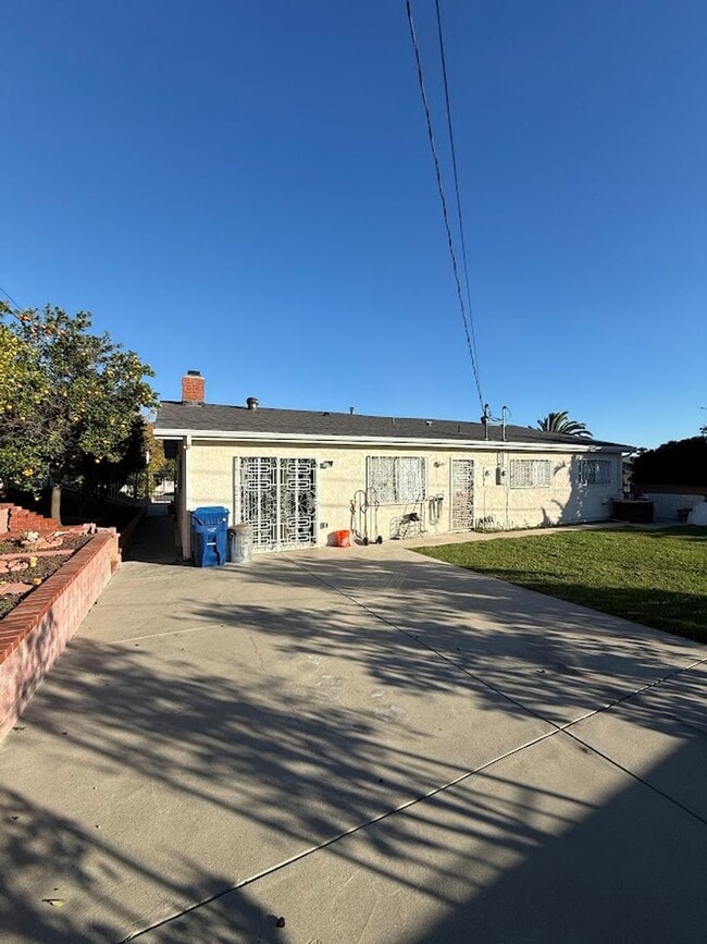 Building Photo - 3 Bedroom 2 Bathroom Granada Hills Home (Main House) Great Location!