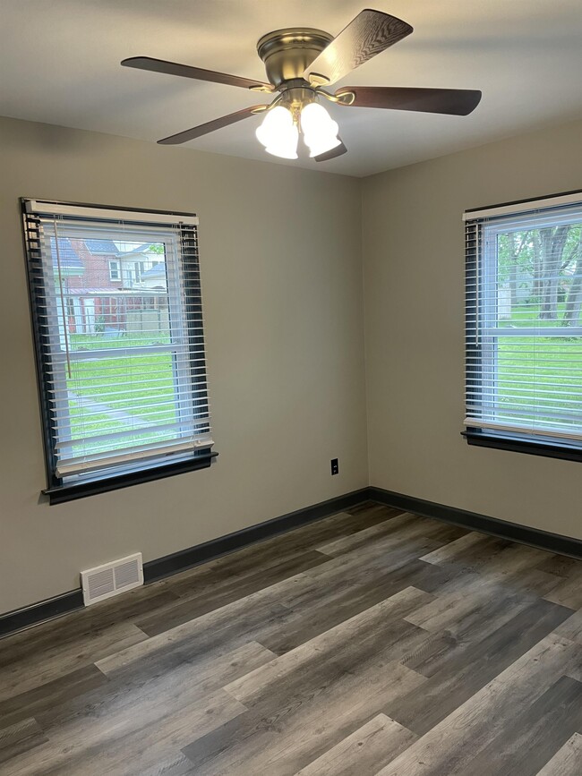 Building Photo - 503 E 8th St