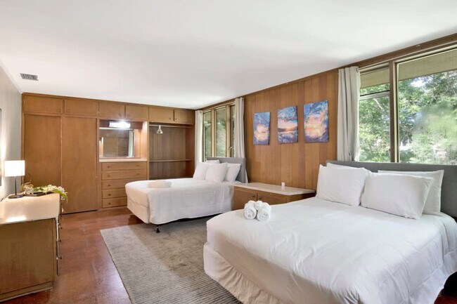 Building Photo - 305 Indian Creek Dr E