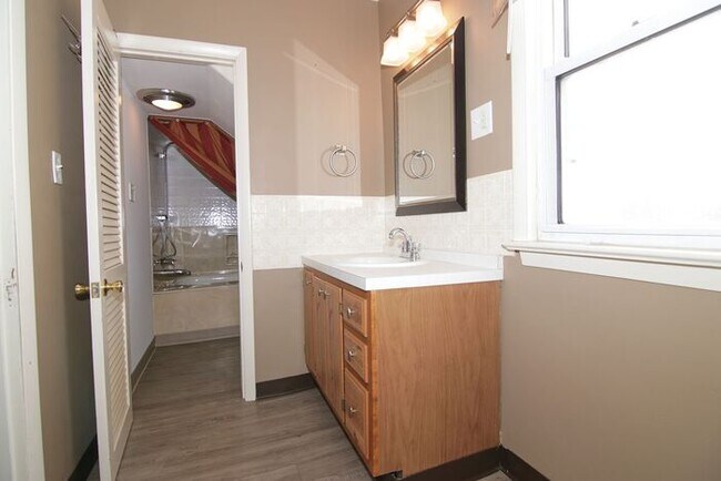 Building Photo - Great Location Steps From Main Street in Speedway!