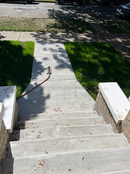 Building Photo - 722 E 91st Pl