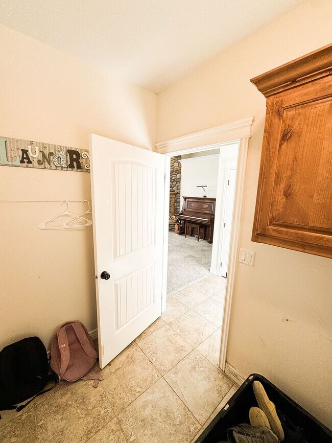 Building Photo - Beautiful Custom Home For Rent In Rexburg!