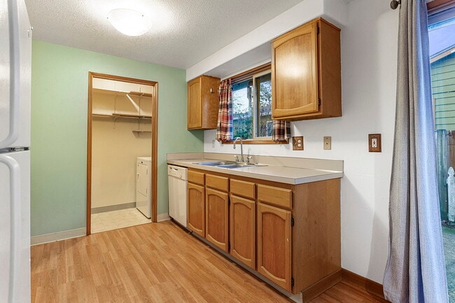 Building Photo - 6432 SE 63rd Ave