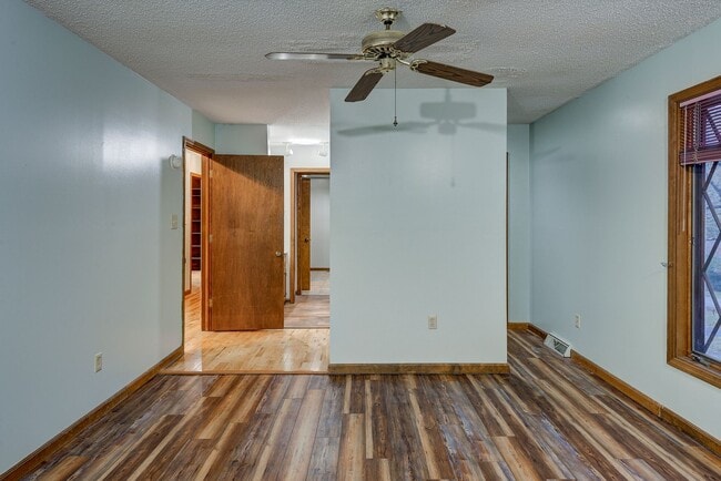 Building Photo - Large home in a beautiful setting close to all JC amenities