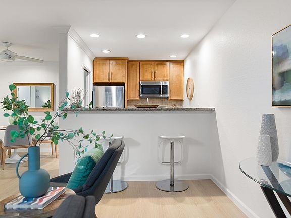 Building Photo - 811 York St