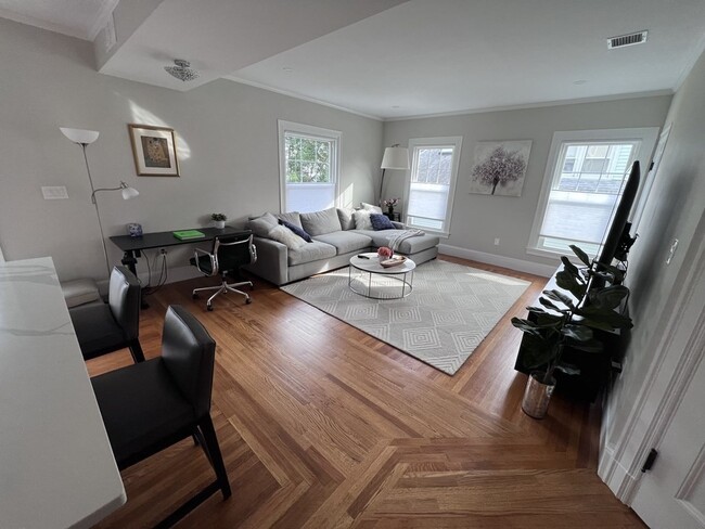 Primary Photo - 102 Thurston St