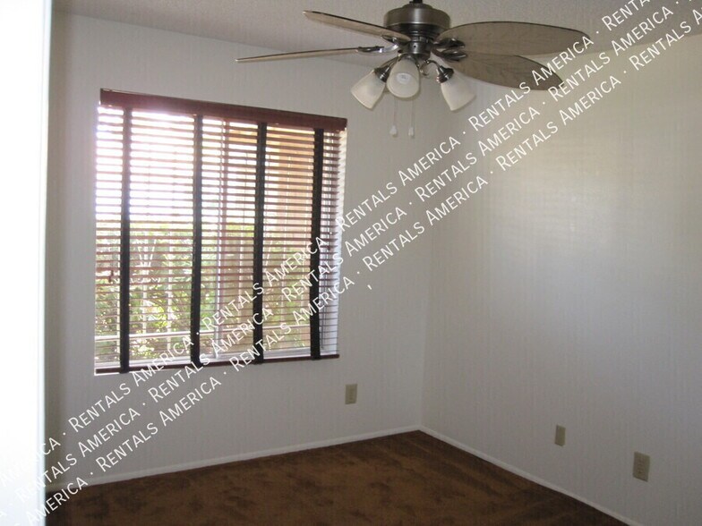 Building Photo - 1028 E Paradise Ln