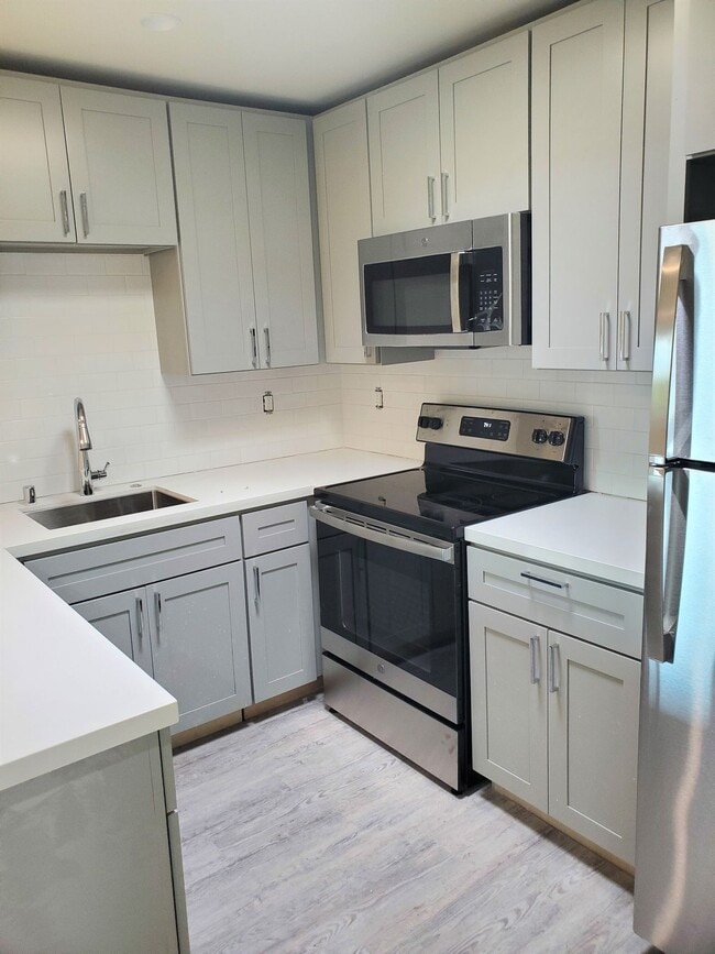 Building Photo - NEWLY REMODELED Apartment in Brisbane