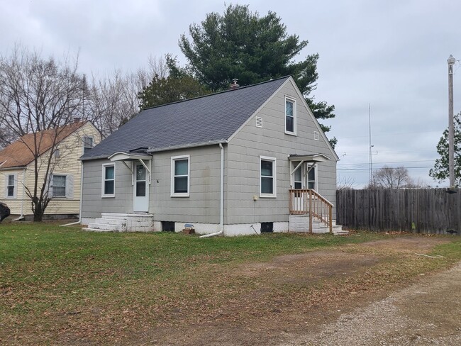 Building Photo - Three Bed One Bath House in Benton Harbor