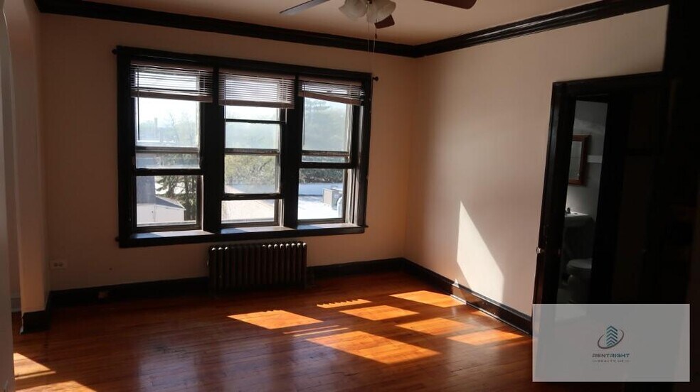 Primary Photo - 4588 N Elston Ave