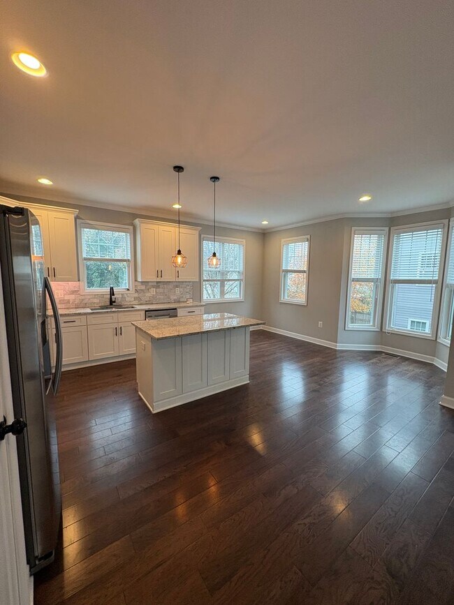 Building Photo - Beautiful Home Conveniently Located in Alexandria w/ Lower Level Suite