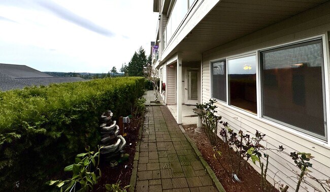 Building Photo - In town Kingston, walking distance to the Seattle and Edmonds ferry, main floor condo