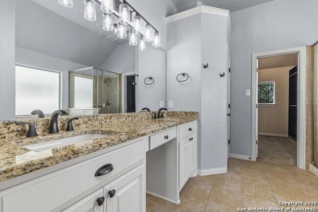 Building Photo - Move In Ready - Stunning 4 bd/2.5 Located ...