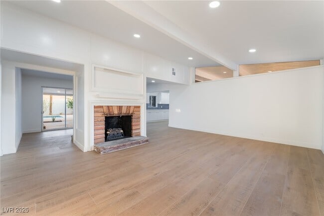 Building Photo - 548 E Oakey Blvd