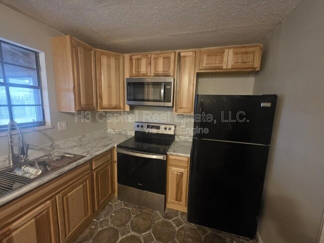 Building Photo - 2 Georgetown Dr