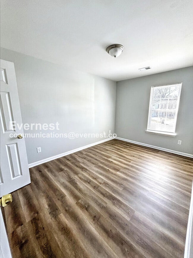 Building Photo - 4 Bed/2 Bath Home with Off-Street Parking / Pet-Friendly / Vouchers Accepted / Coming Soon!