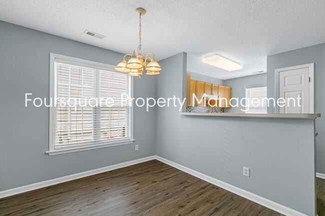 Building Photo - Townhome | Screened Back Porch | Back Pati...