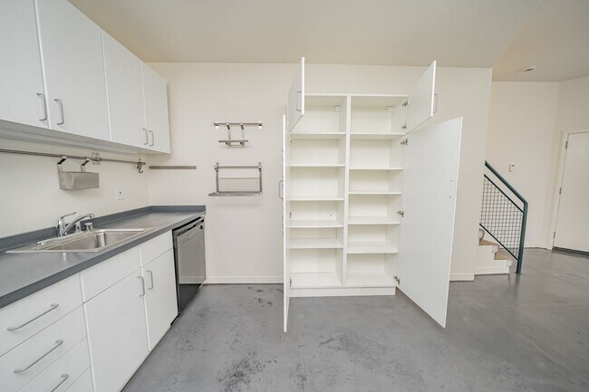 Building Photo - 3930 Shafter Ave