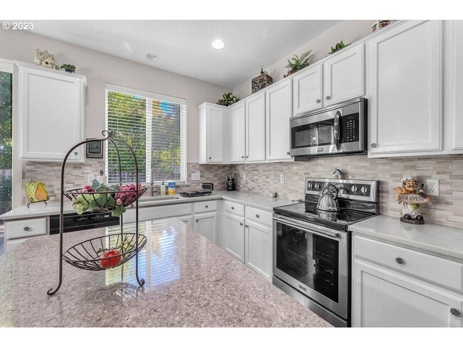 Building Photo - Large Beautiful 4 Bed, 2.5 Bath House!