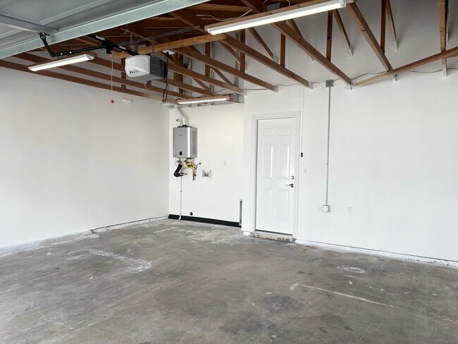 Building Photo - 3571 Lake Crest Dr