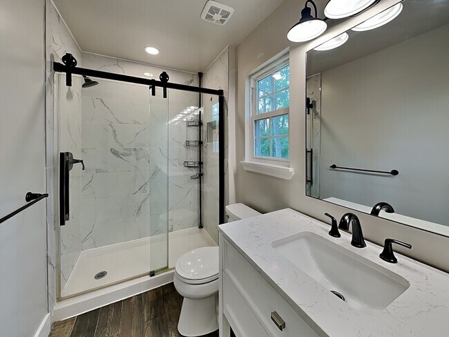 Building Photo - 4418 Englewood Rd