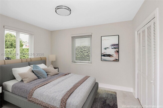 Building Photo - 930 SW 24th Ct