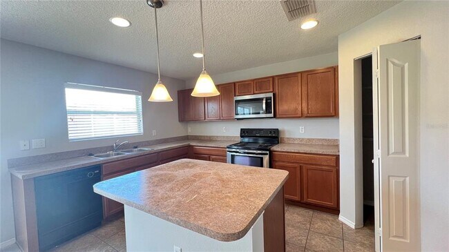Building Photo - 13609 Laranja St