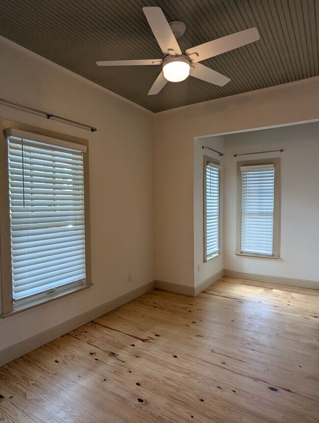 Building Photo - Stunning Fully Renovated 3-Bedroom, 2-Bathroom Cottage-Style Home