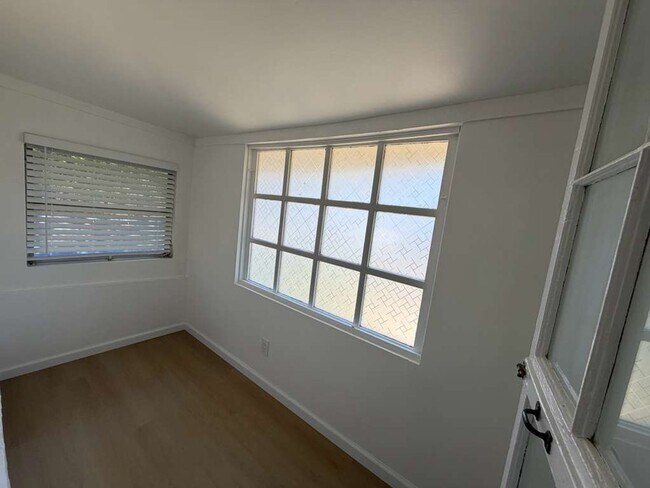 Building Photo - 1 bed/1.5 bath * Great Apt For RWJMS/Rutgers * Students Walk to New Brunswick/Highland Park Night...
