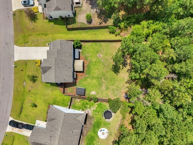 Building Photo - 4 bedroom 2.5 bathroom home close to beaches, shopping, and Marine Corps Bases.