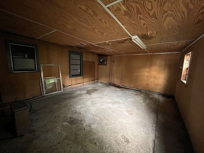 Building Photo - 472 E Jordan Ave