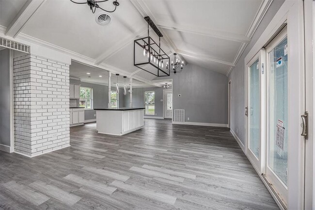 Building Photo - 602 E Forest Ave