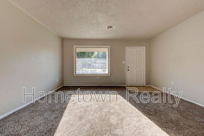 Building Photo - 2401 Piccadilly Cir