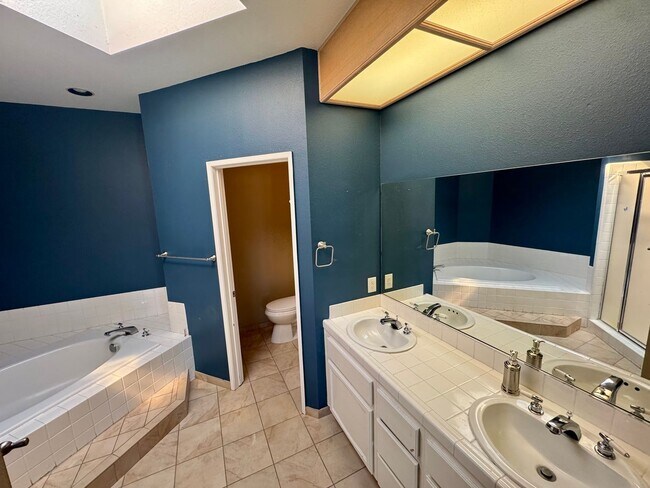 Building Photo - PENTHOUSE-STYLE UNIT IN SIGNAL HILL  w/180 degree Views 3Br/2Ba $3900mo