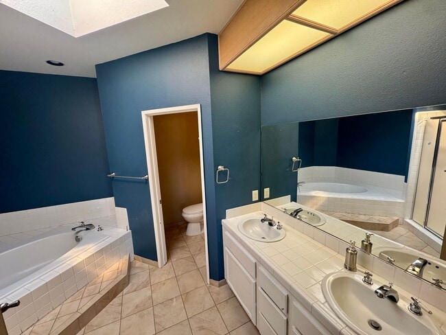 Building Photo - PENTHOUSE-STYLE UNIT IN SIGNAL HILL  w/180...