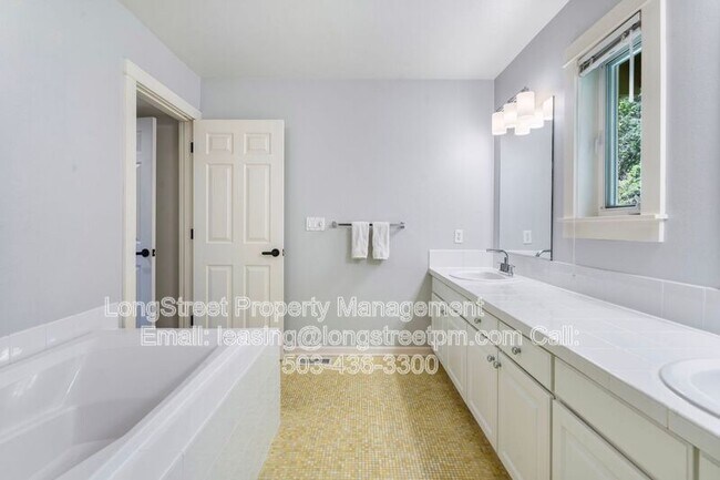 Building Photo - 10247 NW Village Heights Dr