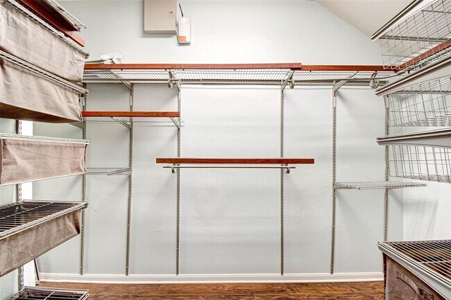 Building Photo - 18 Bonnaire Dr