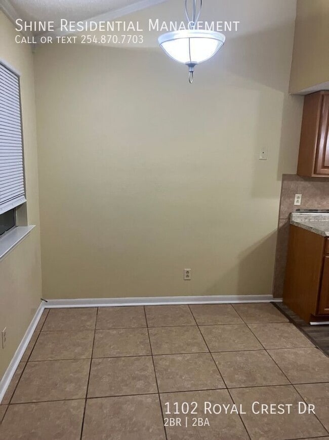 Building Photo - 1102 Royal Crest Dr