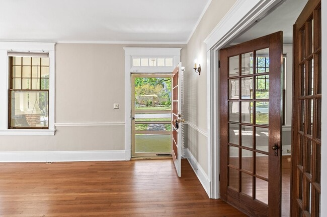 Building Photo - Historic Home in Wake Forest!