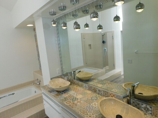 Building Photo - Gated Lake community 2 bed, 2.5 bath home.