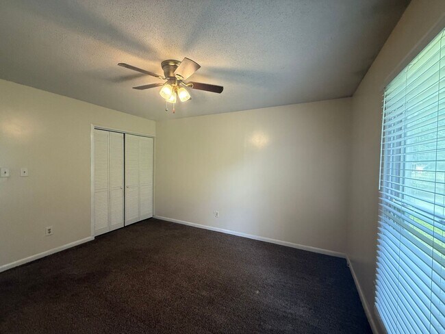 Building Photo - 3 bedroom, 2 bath House