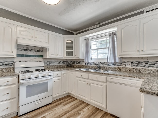 Building Photo - 7704 Brookside Dr