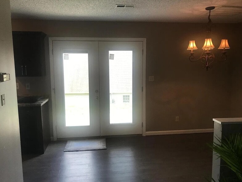 Building Photo - 2104 Silverbrook Dr